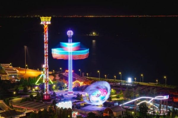 В ЦПКиО Волгограда засияла новая подсветка на «Башне свободного падения»